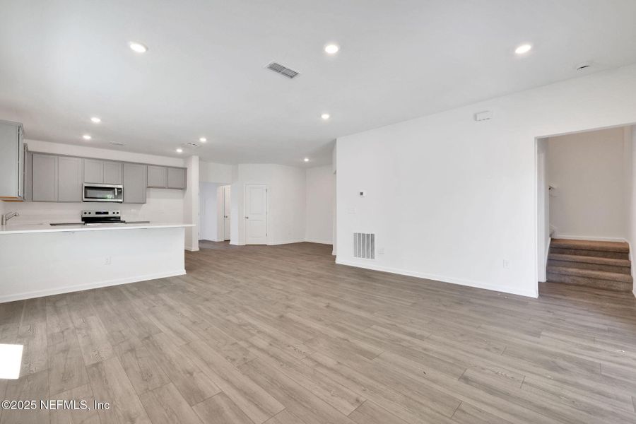 Spacious, unfurnished interior of a new home in Bellbrooke, Jacksonville (Image 8).