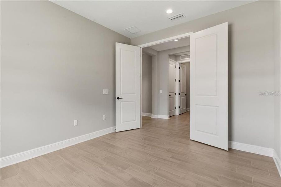 Spacious, unfurnished interior of a new home in , Sarasota (Image 34).