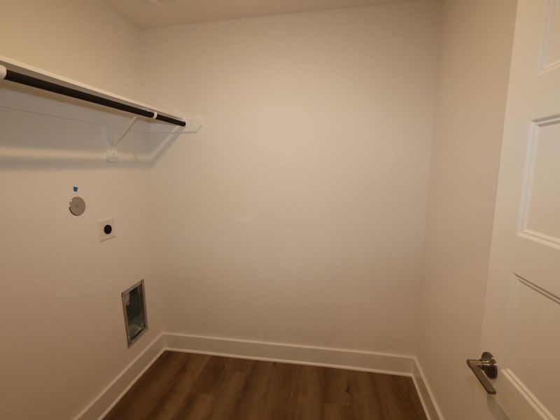 Spacious, unfurnished interior of a new home in Hallimore Ranch, Rosenberg (Image 25).