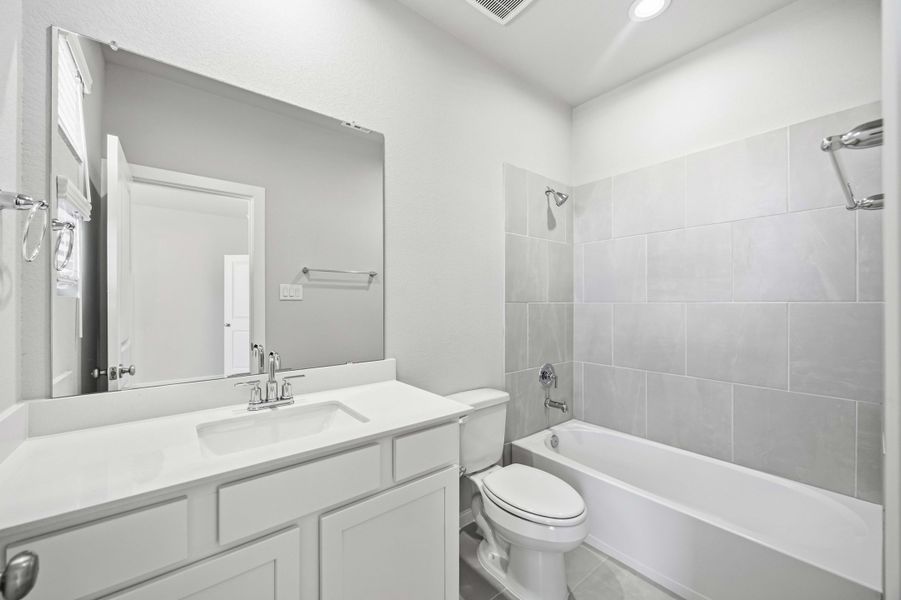Furnished interior view inside a new home in Canterra Creek  60', Rosharon (Image 17).