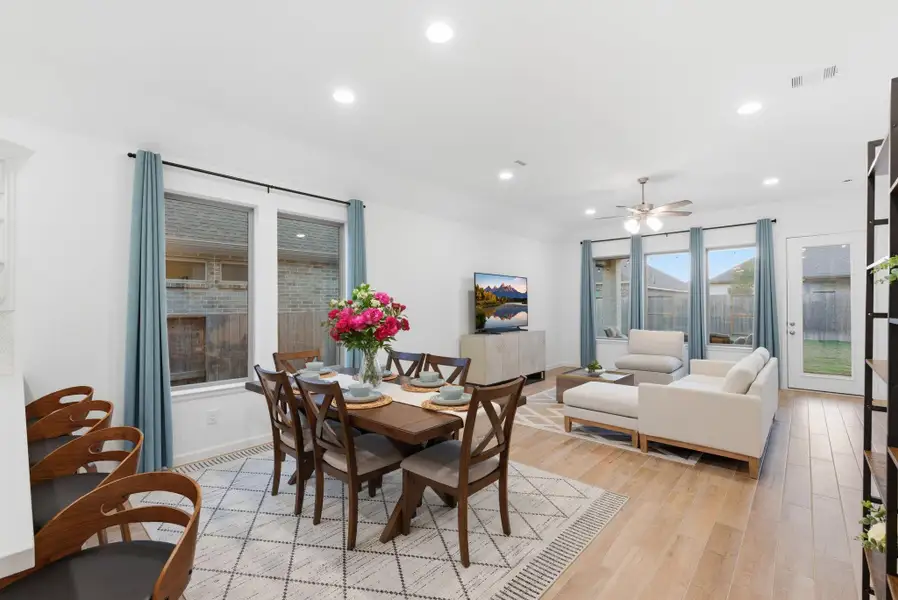 Furnished interior view inside a new home in Meridiana 40'/45', Manvel (Image 11).