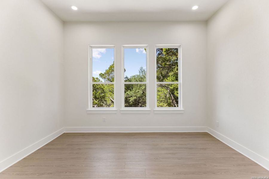 Spacious, unfurnished interior of a new home in , Canyon Lake (Image 18).