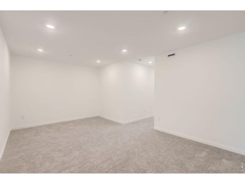 Spacious, unfurnished interior of a new home in , Longmont (Image 23).
