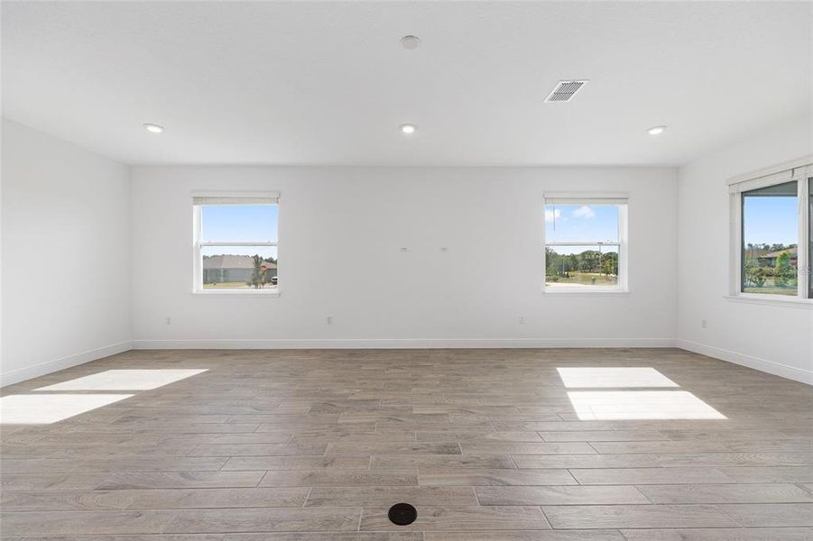 Spacious, unfurnished interior of a new home in , Ocala (Image 38).