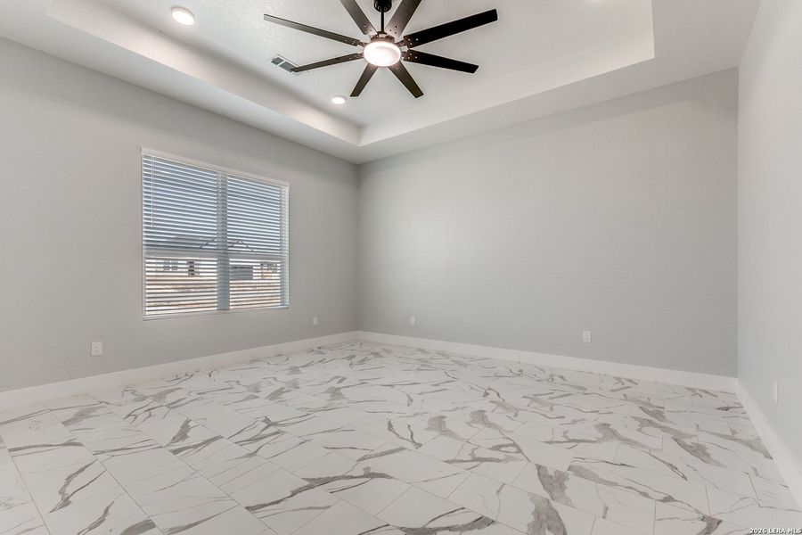 Spacious, unfurnished interior of a new home in , Atascosa (Image 20).