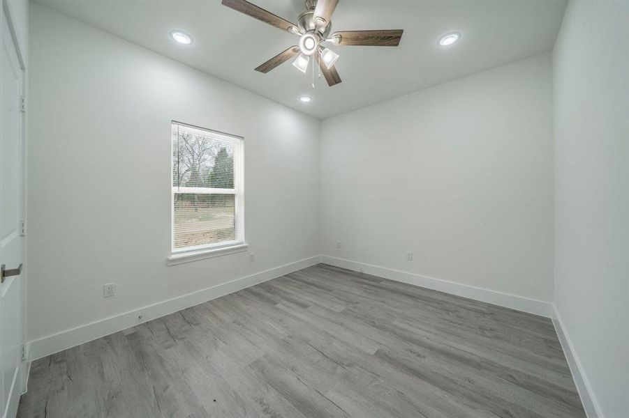 Spacious, unfurnished interior of a new home in , Log Cabin (Image 6).