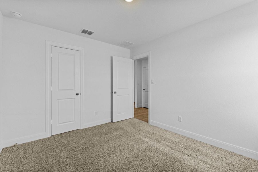 Spacious, unfurnished interior of a new home in Railhead, Cedar Creek (Image 15).