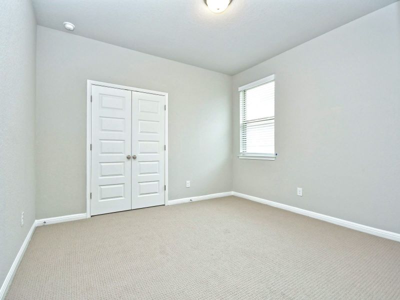 Spacious, unfurnished interior of a new home in Thomas Pond, San Antonio (Image 24).