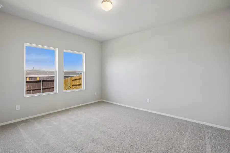 Spacious, unfurnished interior of a new home in Cloverleaf, Austin (Image 16).