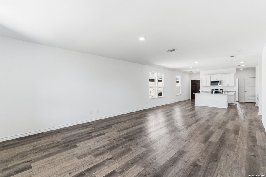 Spacious, unfurnished interior of a new home in Davis Ranch, San Antonio (Image 13).