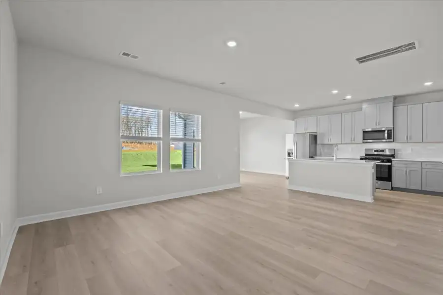 Spacious, unfurnished interior of a new home in Creek Ridge - Heritage Collection, Spartanburg (Image 12).