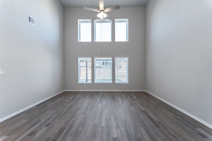 Spacious, unfurnished interior of a new home in Lago Mar, Texas City (Image 19).