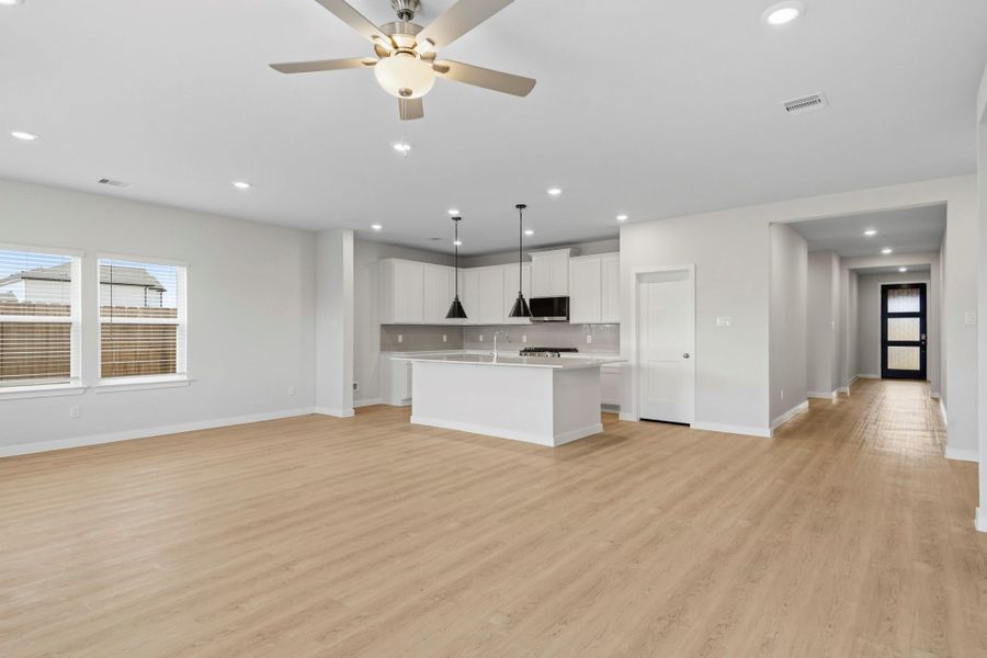 Spacious, unfurnished interior of a new home in Sunterra Lakes, Brookshire (Image 19).