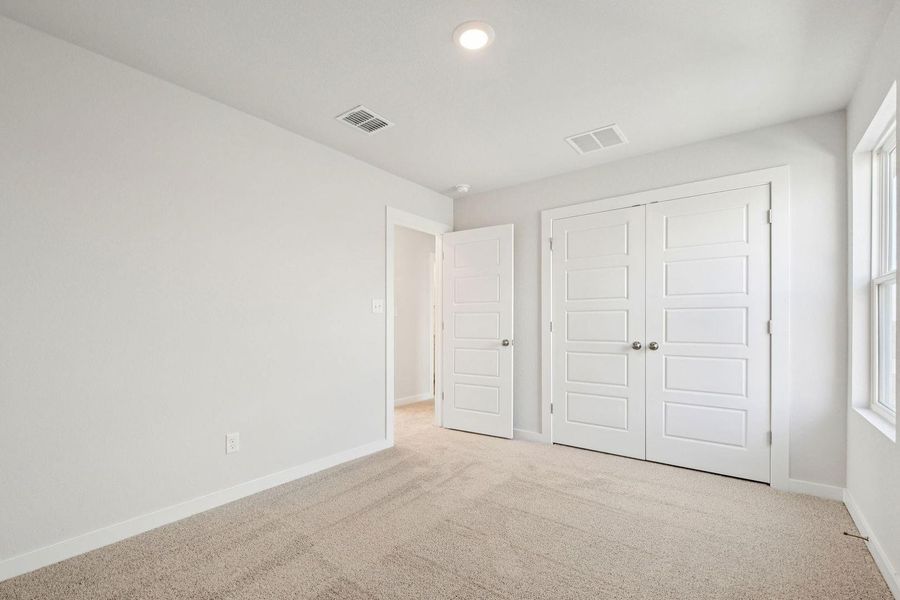 Spacious, unfurnished interior of a new home in Stallion Run, Buda (Image 29).