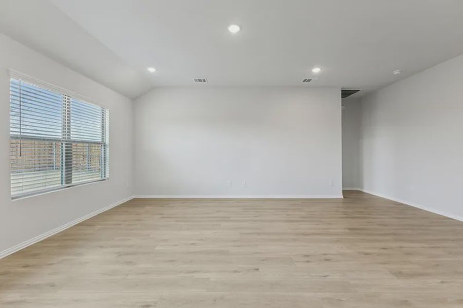 Spacious, unfurnished interior of a new home in Rolling Ridge, Van Alstyne (Image 14).