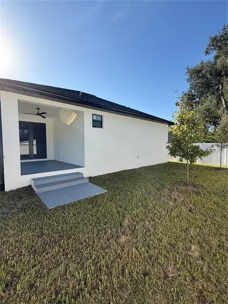 Exterior details and patio area of a home in , Tampa (Image 4).