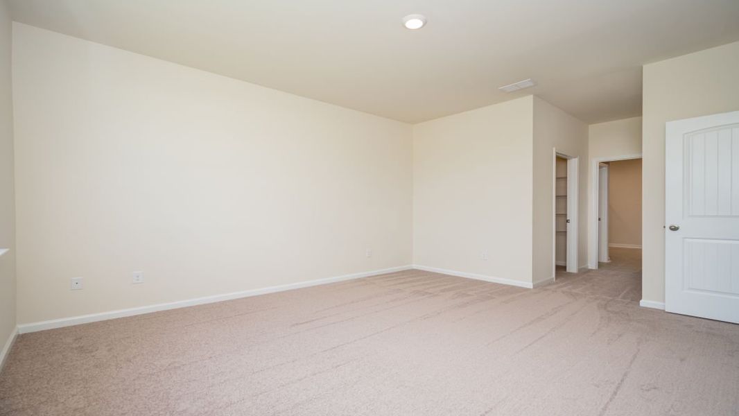 Representative unfurnished interior of a home built from the Aria by D.R. Horton in Summerville, Darlington (Image 29).