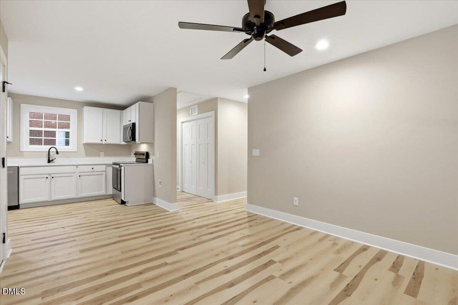 10-404 W James St-10