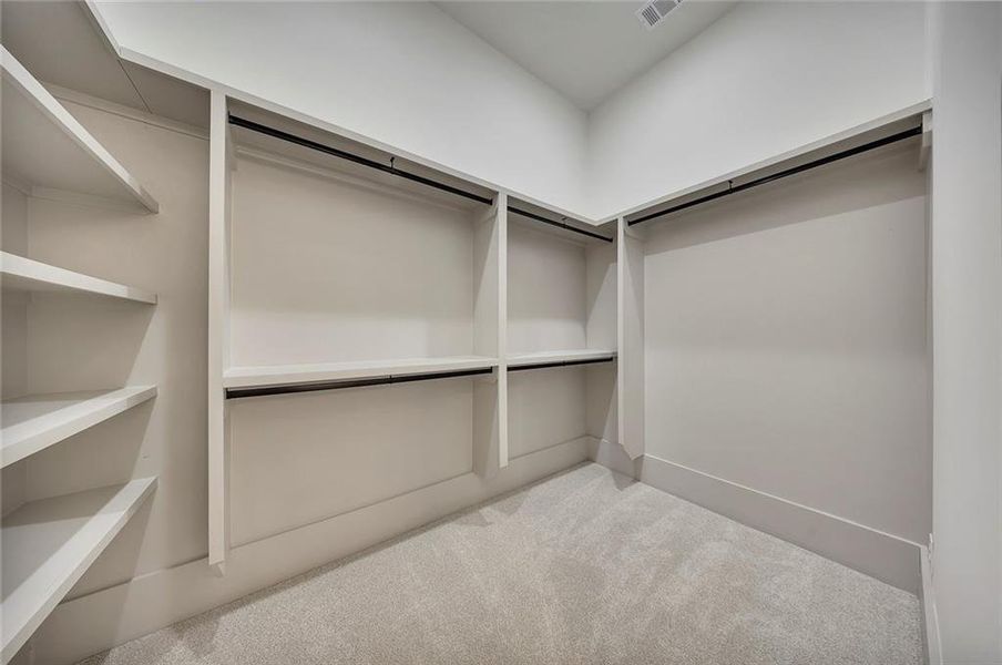 Spacious, unfurnished interior of a new home in , Jasper (Image 23).