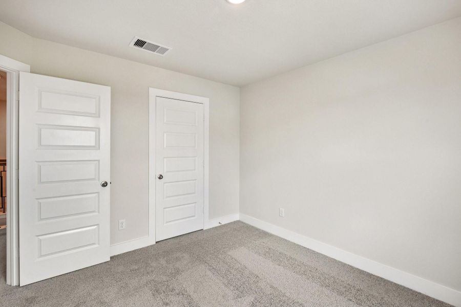 Spacious, unfurnished interior of a new home in Alicante, Houston (Image 28).