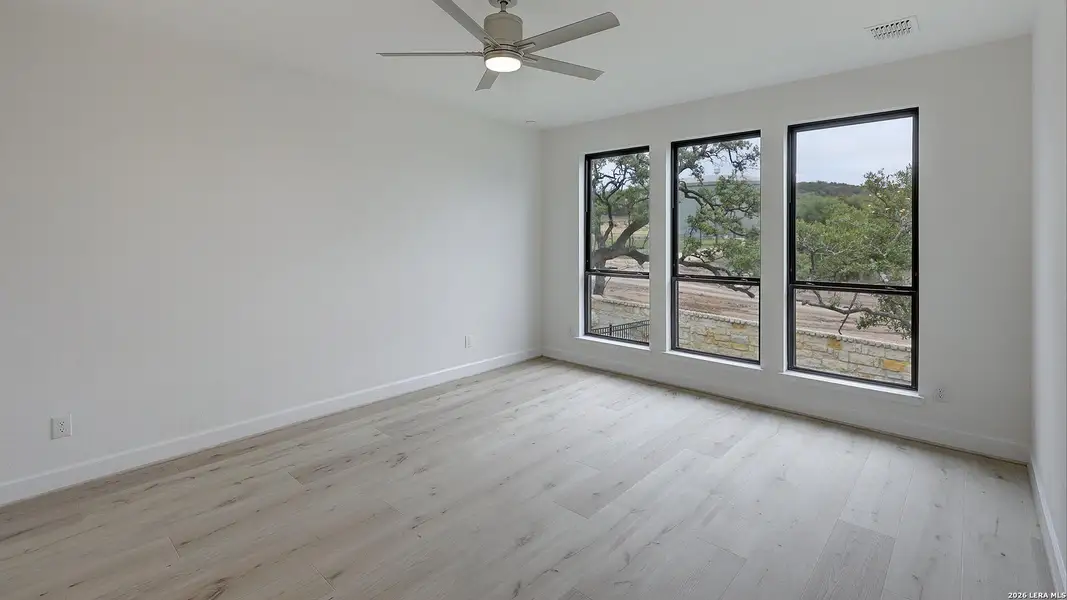 Spacious, unfurnished interior of a new home in Esperanza, Boerne (Image 16).