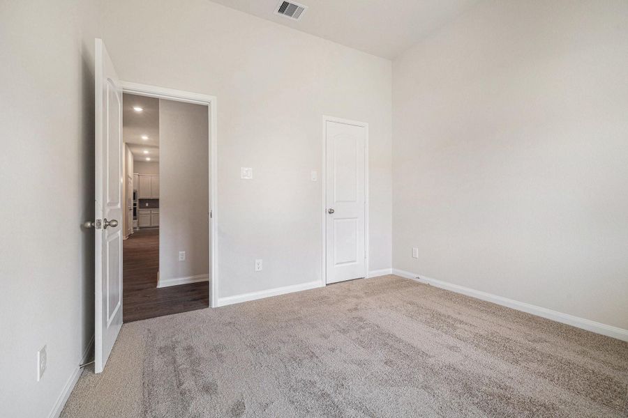 Spacious, unfurnished interior of a new home in Deer Pines, Conroe (Image 21).