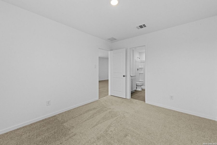 Spacious, unfurnished interior of a new home in Spring Grove, San Antonio (Image 13).