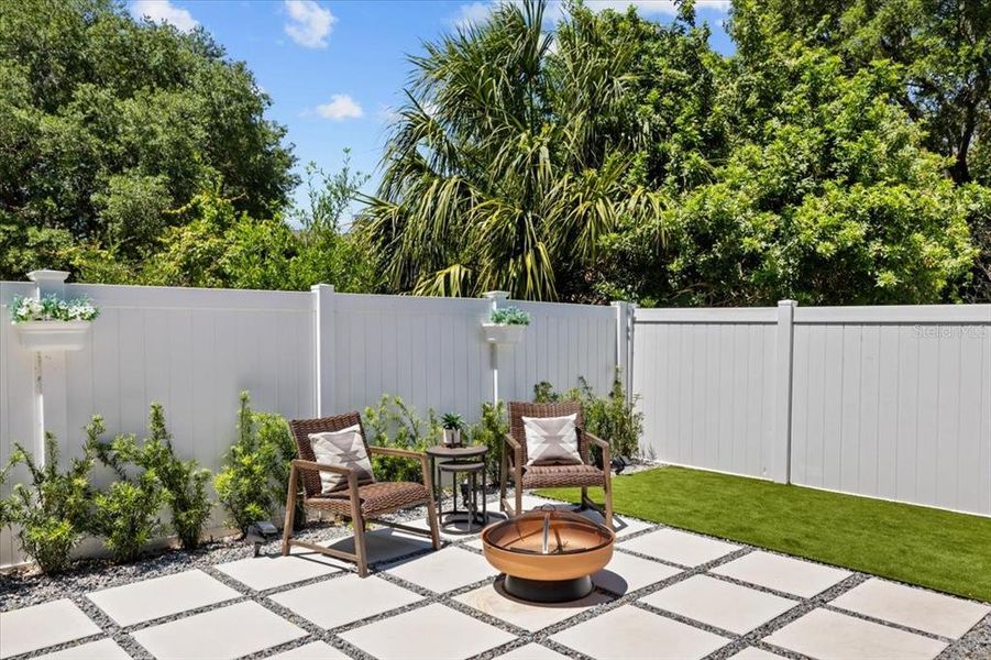 Exterior details and patio area of a home in , Tampa (Image 19).