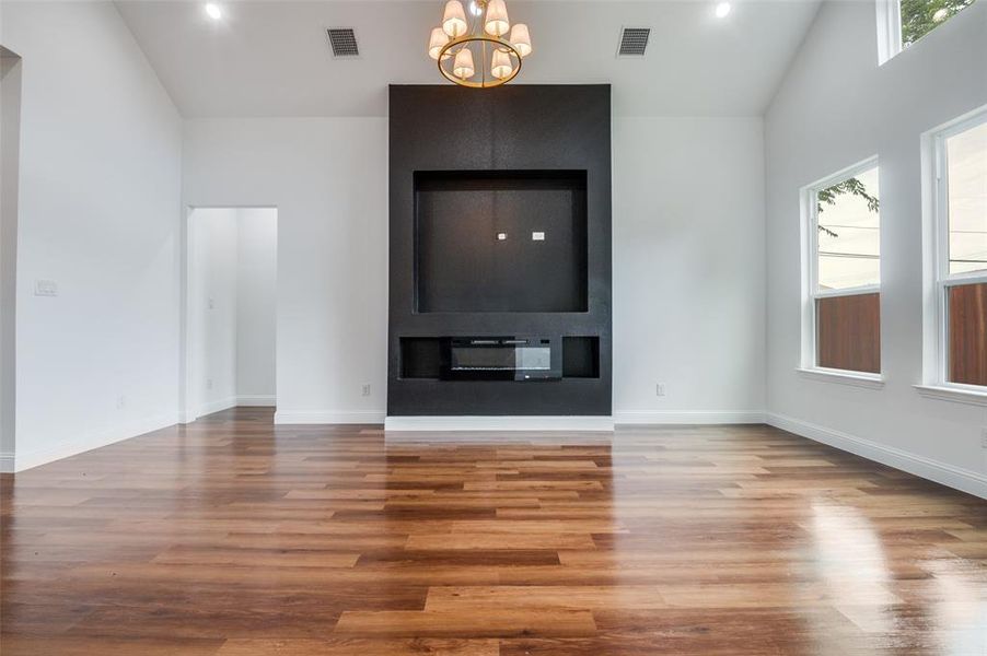 Spacious, unfurnished interior of a new home in , Waxahachie (Image 12).