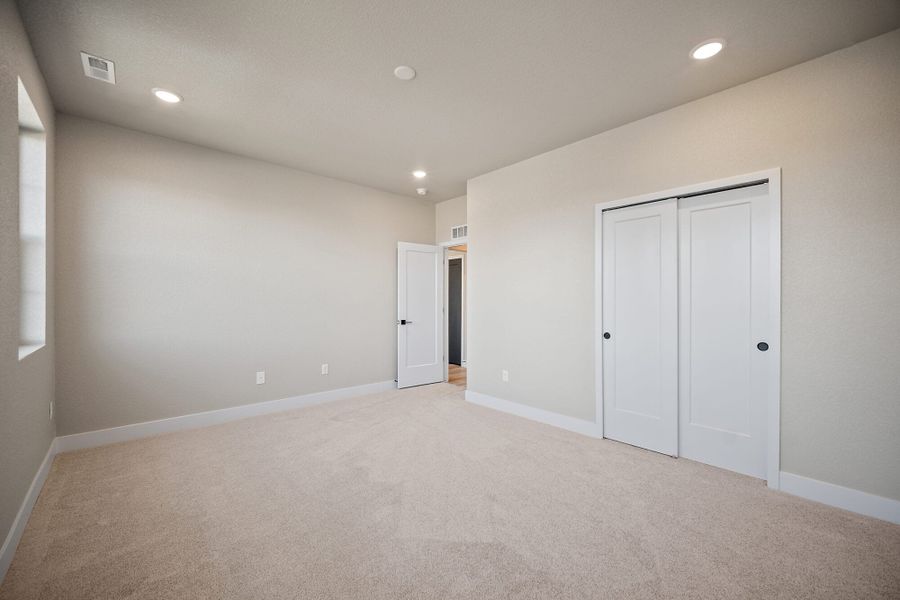 Spacious, unfurnished interior of a new home in Pony Park, Colorado Springs (Image 25).
