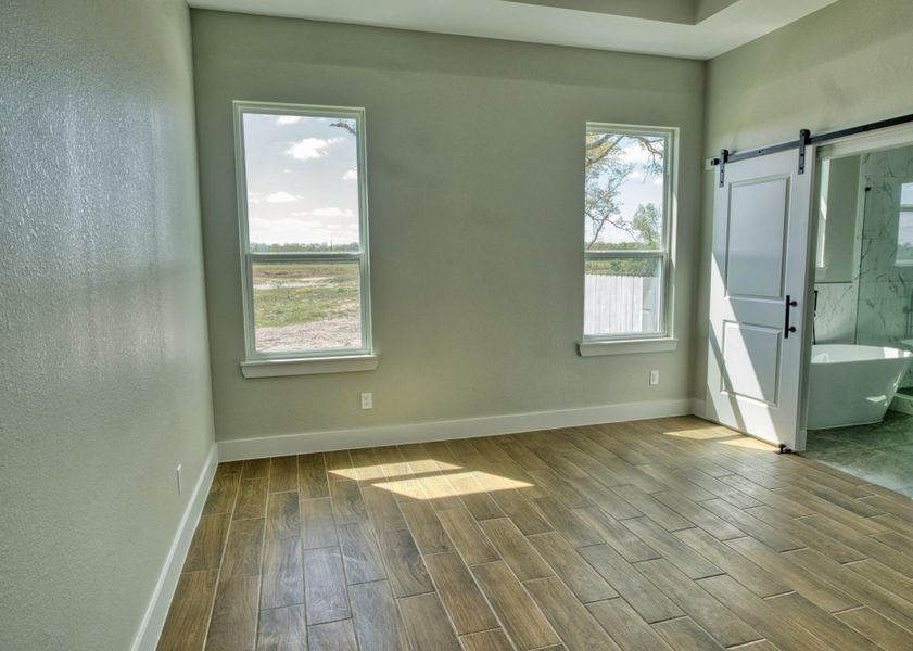 Spacious, unfurnished interior of a new home in , Angleton (Image 33).