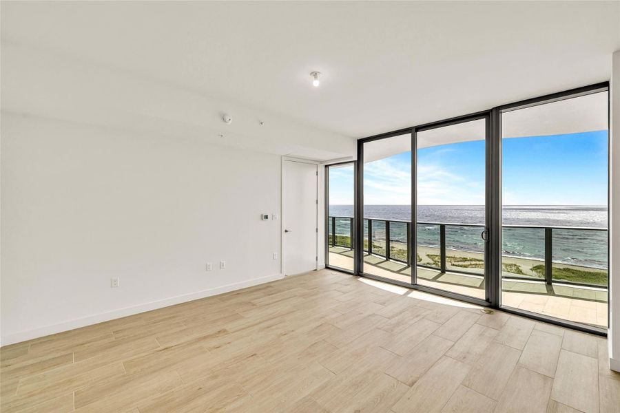Direct Oceanfront with balcony