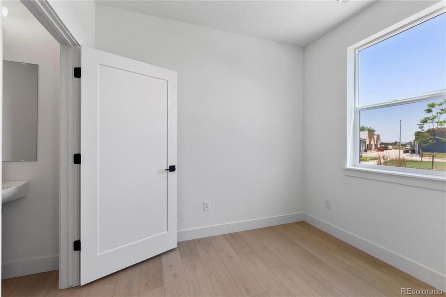 Spacious, unfurnished interior of a new home in Dillon Pointe - Skyview, Broomfield (Image 19).