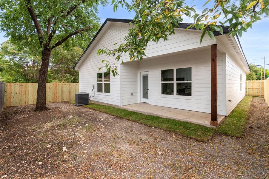 Front exterior of a new home in , Dallas, TX, highlighting curb appeal (Image 24). Front exterior of a new home in , Dallas, TX, highlighting curb appeal (Image 24).