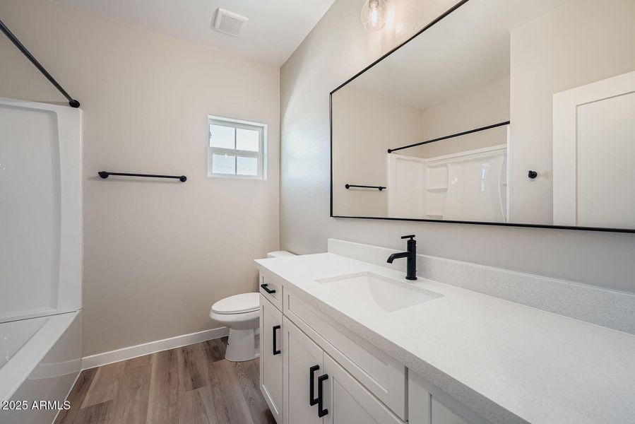 23 - 5523 Upstairs Bathroom 23 - 5523 Upstairs Bathroom