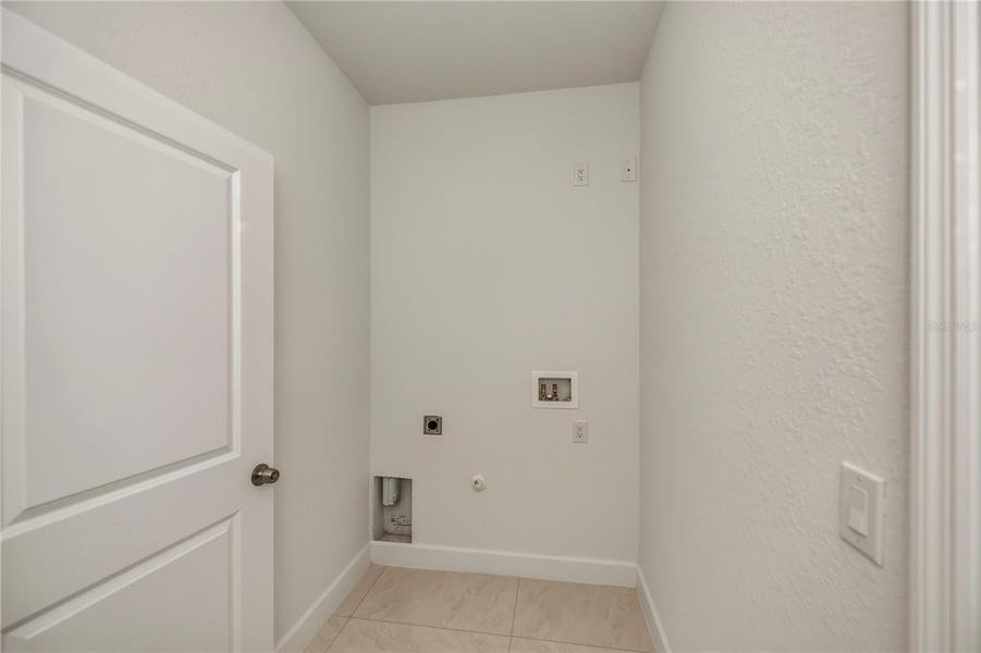 Spacious, unfurnished interior of a new home in , Port Charlotte (Image 40).