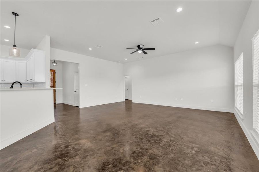 Spacious, unfurnished interior of a new home in , Riesel (Image 15).