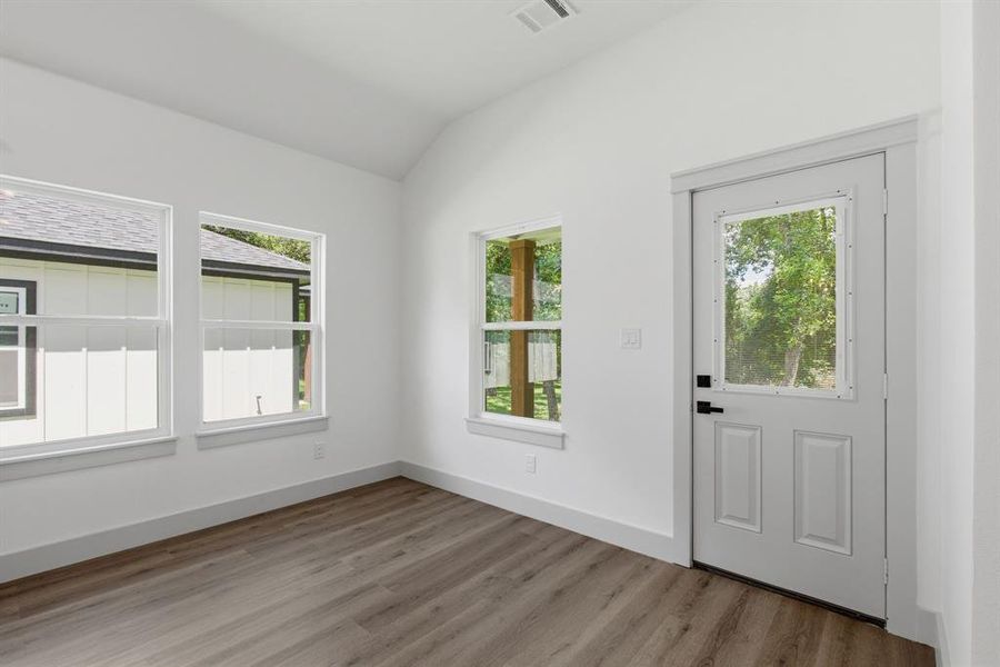 Spacious, unfurnished interior of a new home in , Log Cabin (Image 19).
