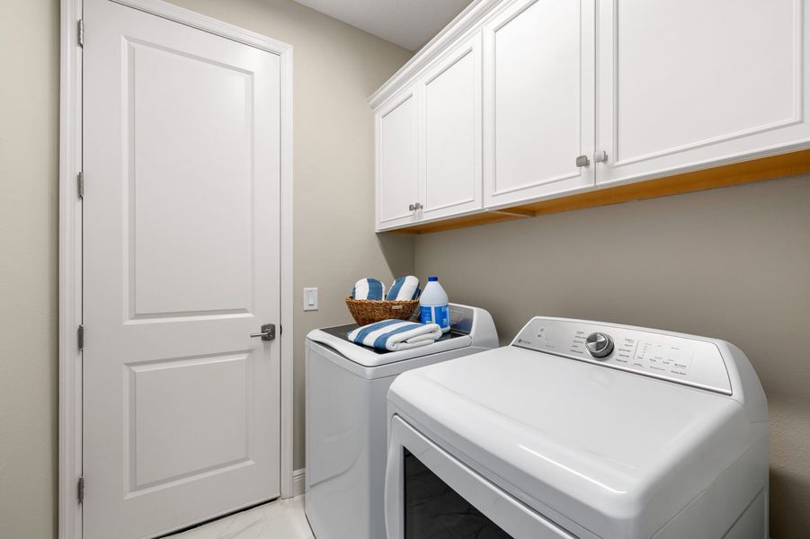 Representative furnished interior of a home built from the Liberty 4 by Neal Communities in Palmera, Venice (Image 16).