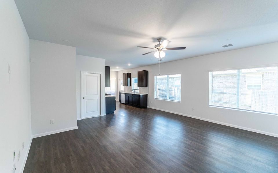 Spacious, unfurnished interior of a new home in Paramount, Kyle (Image 10).