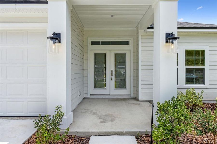 Exterior details and patio area of a home in , Yulee (Image 2).