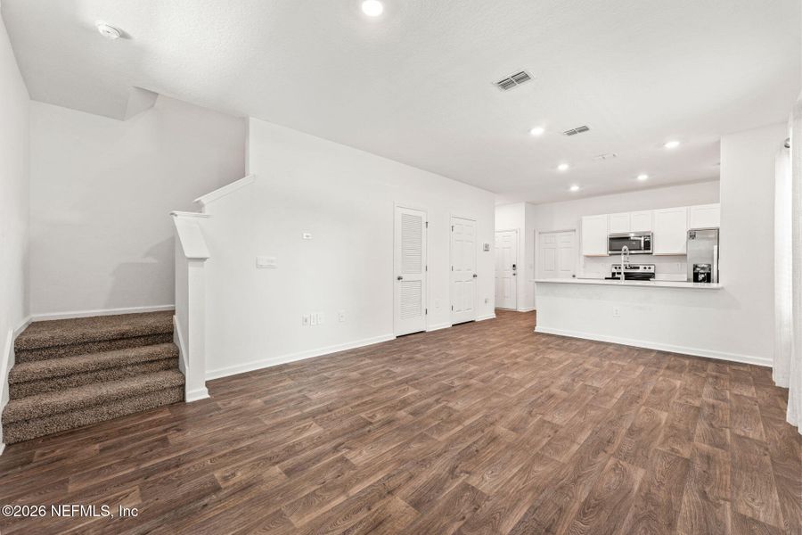 Spacious, unfurnished interior of a new home in , Middleburg (Image 18).
