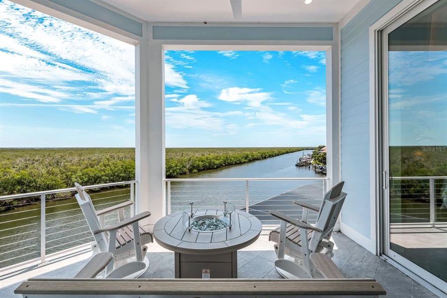 Exterior details and patio area of a home in , Cape Coral (Image 33).