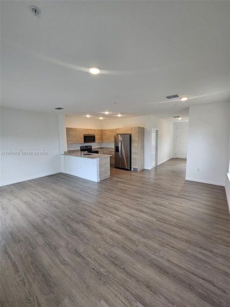 Spacious, unfurnished interior of a new home in , Orlando (Image 31).