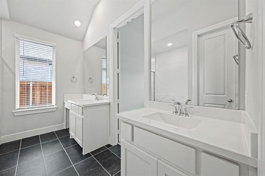 PRIMARY EN SUITE BATH WITH SEPARATE SINKS PRIMARY EN SUITE BATH WITH SEPARATE SINKS