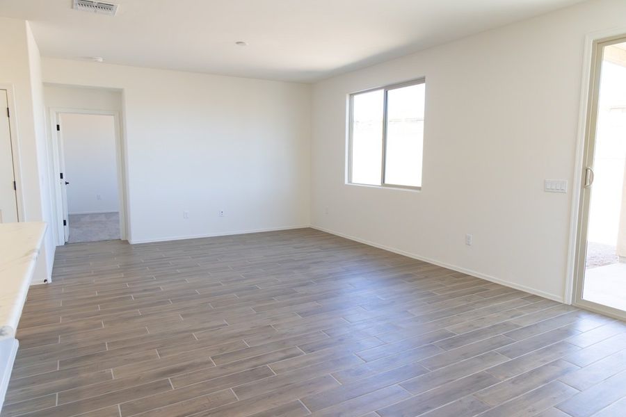 Spacious, unfurnished interior of a new home in Entrada Del Pueblo at Rancho Sahuarita, Sahuarita (Image 5).