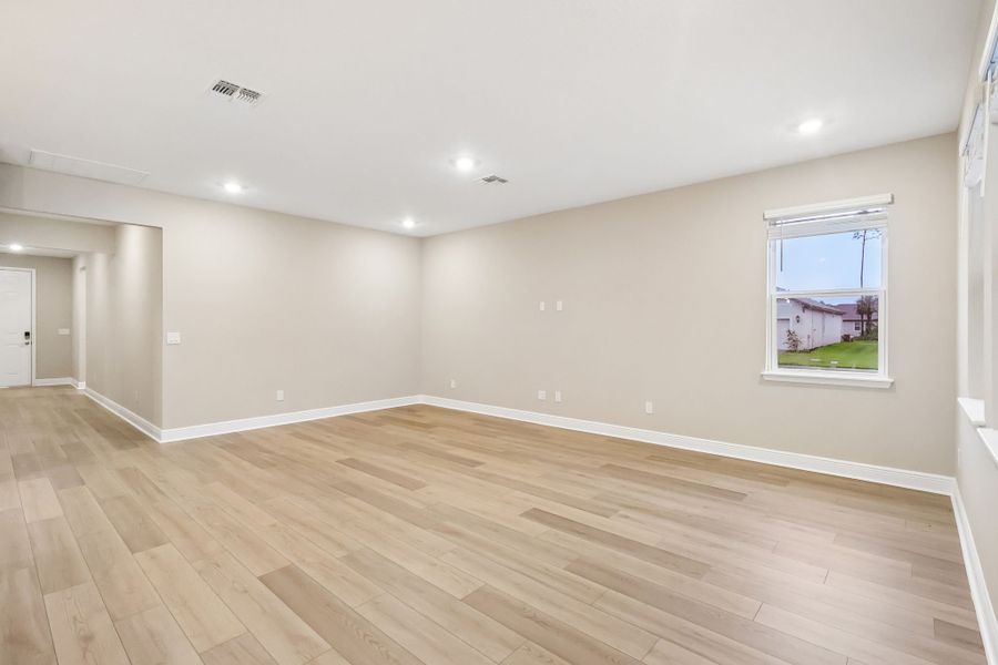 Spacious, unfurnished interior of a new home in Legends Preserve - Signature Series, Daytona Beach (Image 11).