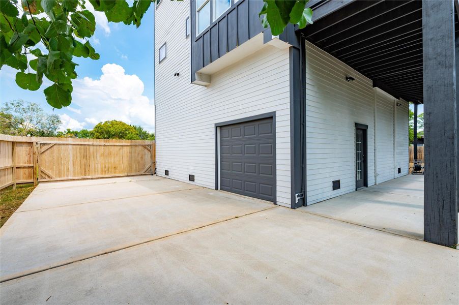 Exterior details and patio area of a home in , Shoreacres (Image 22).