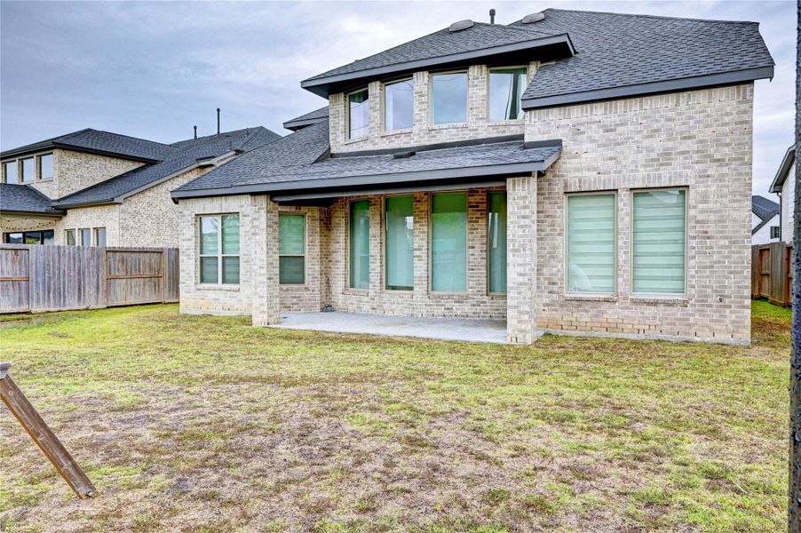 Exterior details and patio area of a home in Cross Creek West - 55', Fulshear (Image 22).