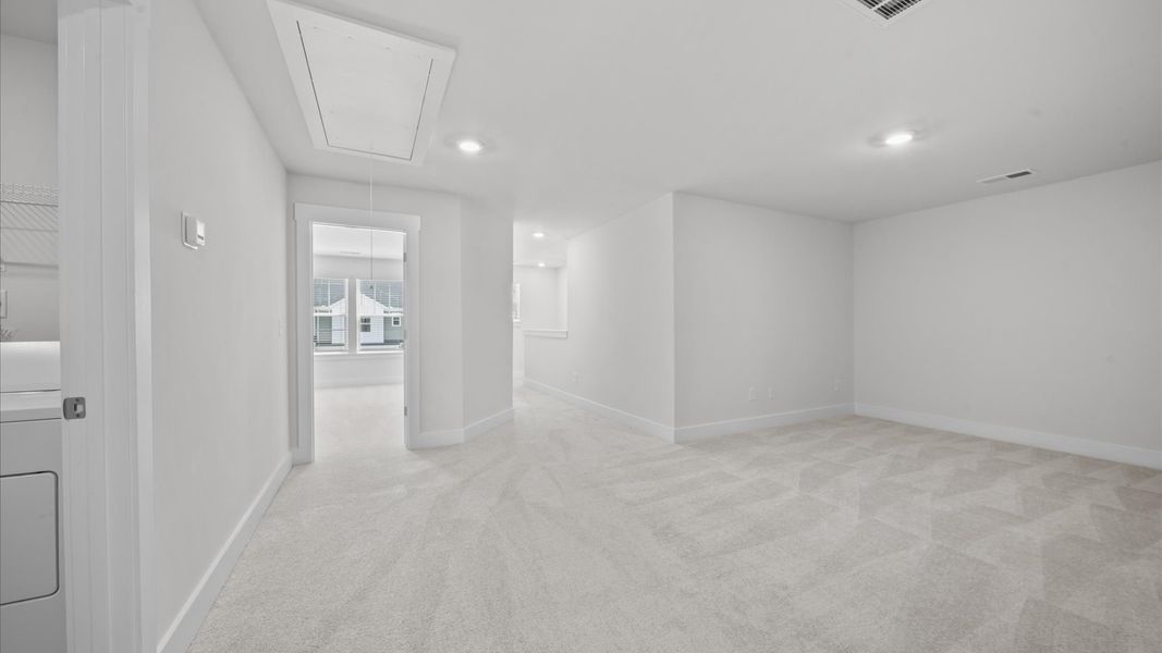 Notable carpeted loft designed with high standards and refined finishes Notable carpeted loft designed with high standards and refined finishes